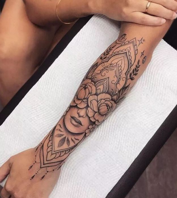Tatouage Mandala Avec Visage Et Pivoines Sur L'avant Bras 