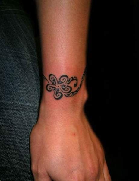 Tatouage Bracelet Fleur Tribale à L'encre Noire