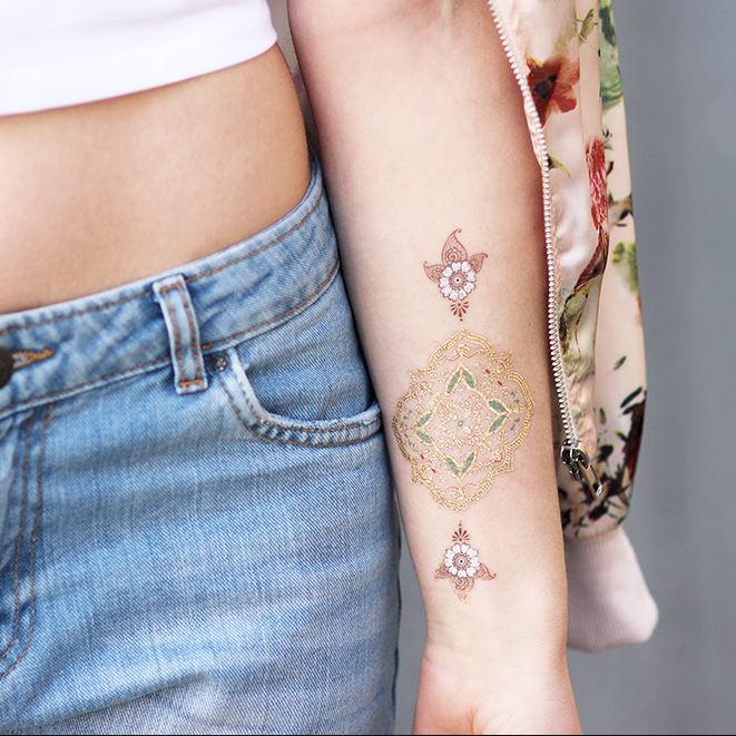 Tatouage Mandala Doré Sur L'avant Bras 