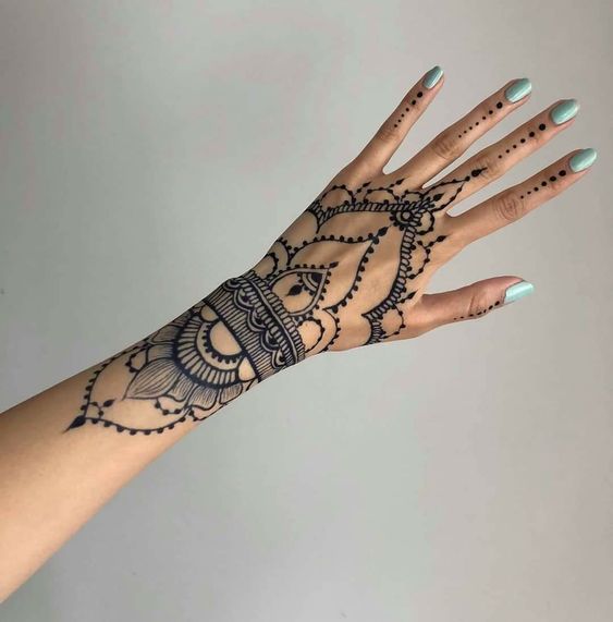 Tatouage Dentelle Avec Fleurs Et Dots Sur Le Poignet