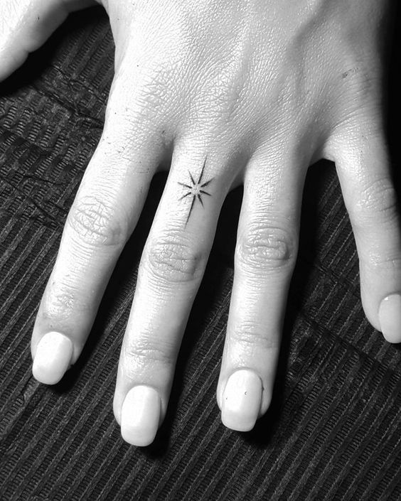 Tatouage étoile à Huit Branches Sur Le Doigt