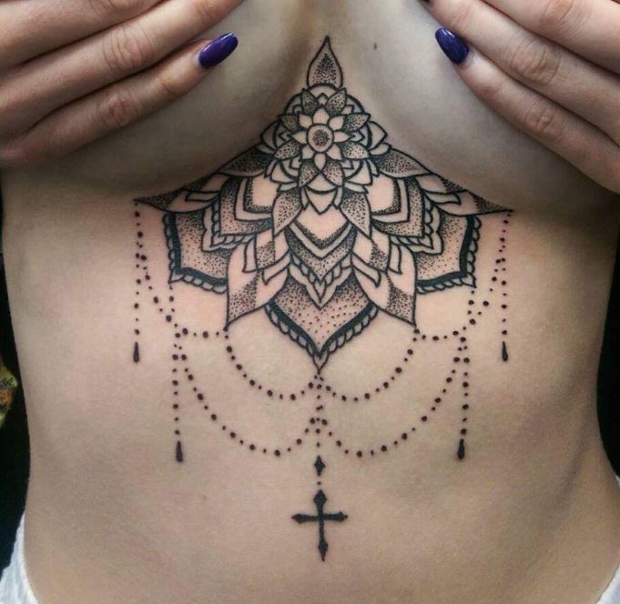 Tatouage Mandala Avec Bijoux Et Croix Sur Le Sternum 