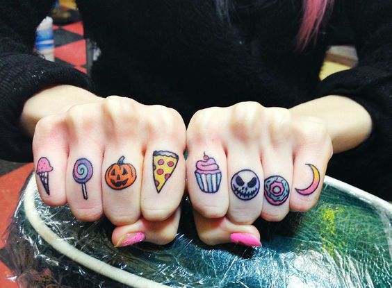 Tatouage Dessins En Couleur Sur Le Doigt