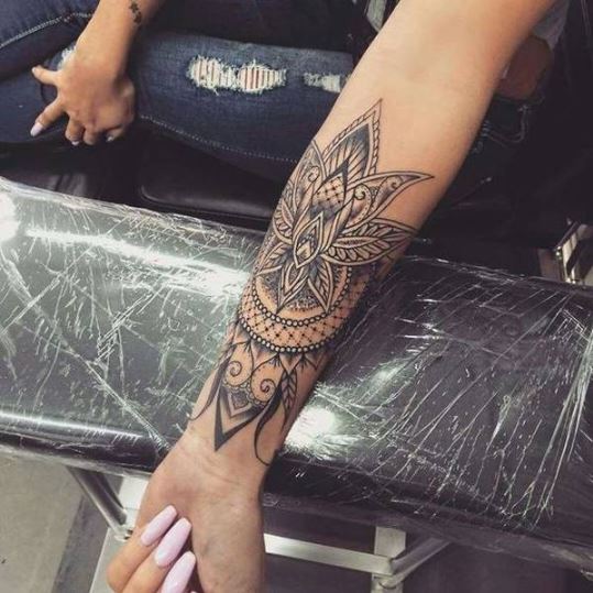 Tatouage Mandala Fleur D’ambroisie Sur L'avant Bras 
