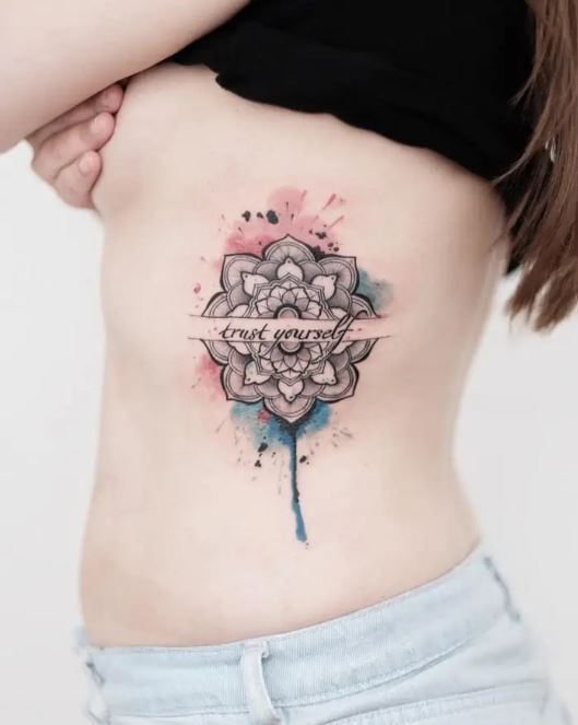 Tatouage Mandala Avec Couleurs Et Phrase Inspirante Sur Les Côtes 