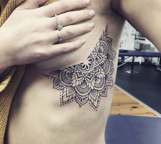 Tatouage Mandala à Motifs Avec Dots Sur Les Côtes 
