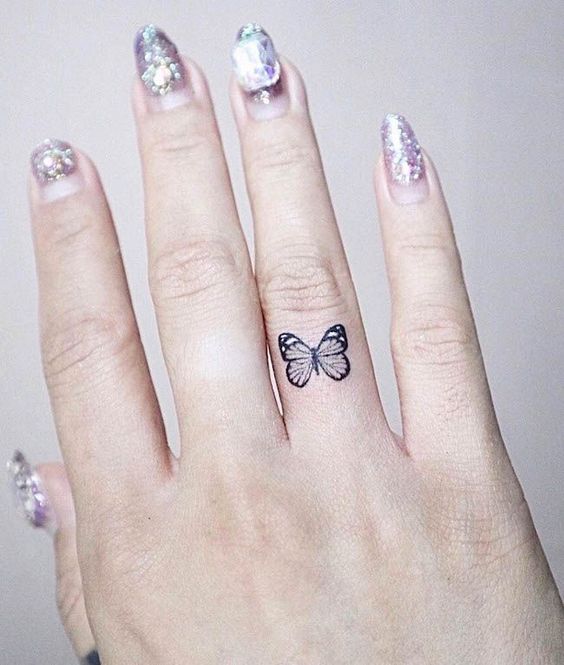 Tatouage Papillon Rose Sur Le Doigt