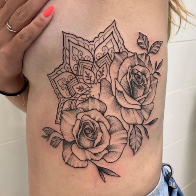  Tatouage Mandala Avec Roses En Noir Et Gris Sur Les Côtes 