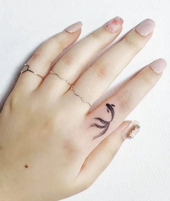 Tatouage Poisson Noir Sur Le Doigt