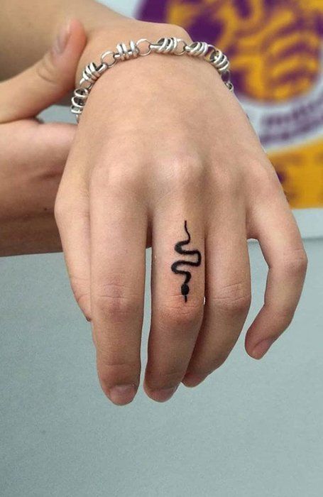 Tatouage Serpent Noir Sur Le Doigt
