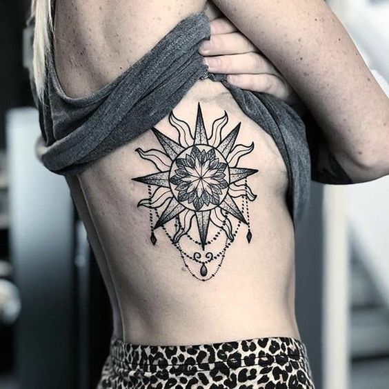 Tatouage Soleil Mandala Avec Pendentifs Sur Les Côtes 