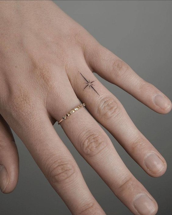 Tatouage étoile Avec Dotwork Sur Le Doigt