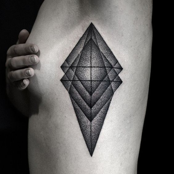 Tatouage Losanges Noires Sur Les Côtes