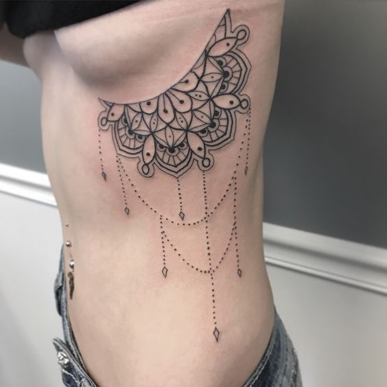 Tatouage Mandala Avec Dots Et Pendentifs Sur Les Côtes 