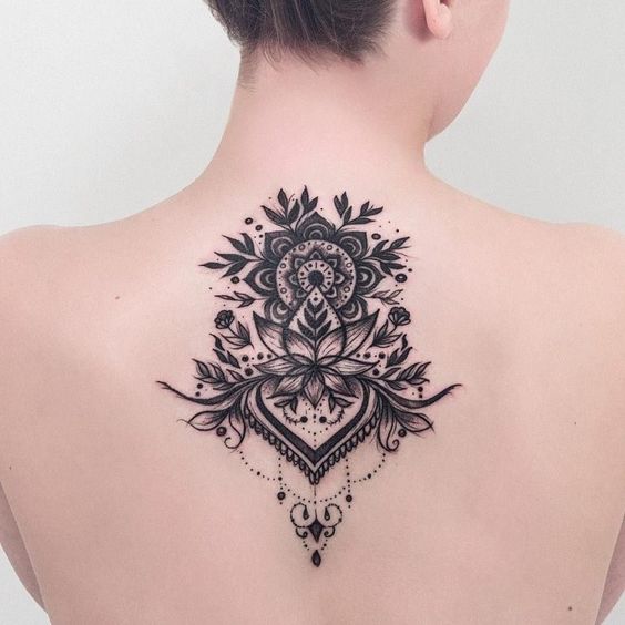 Tatouage Plantes, Arabesques Et Pendentifs 