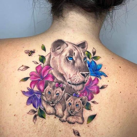 Tatouage Lionne, Lionceaux Et Fleurs 