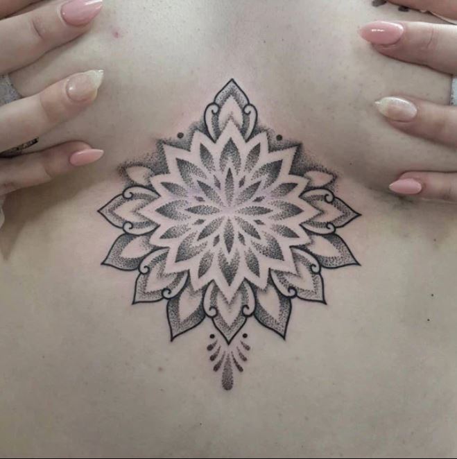  Tatouage Mandala Gris Avec Dots Sur Le Sternum 