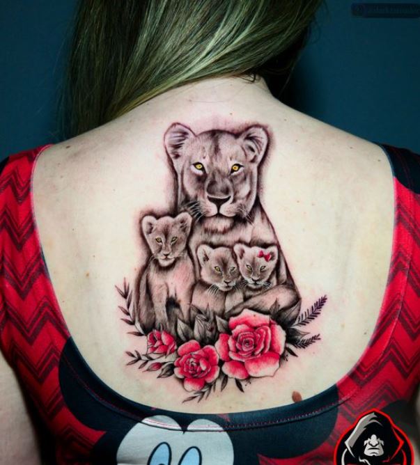 Tatouage Lionne, Lionceaux Et Roses Rouges 