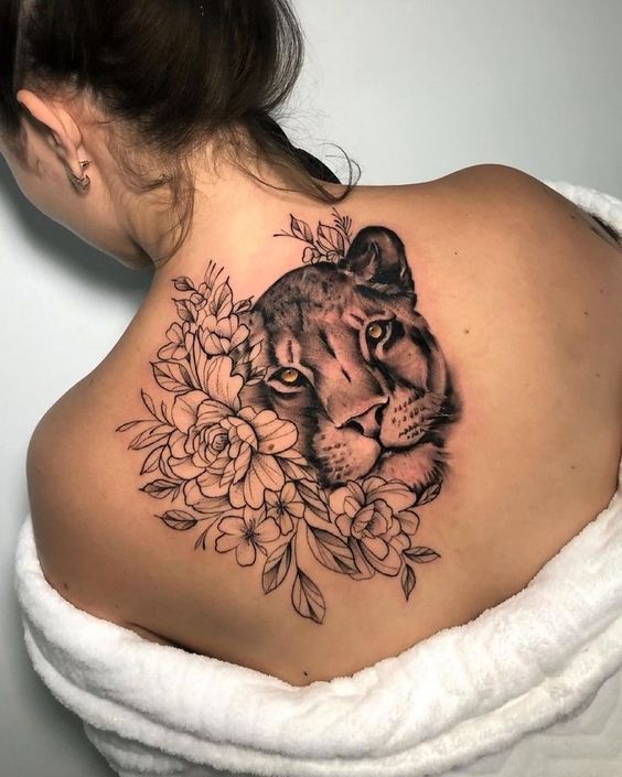 Tatouage Lionne Et Fleurs 